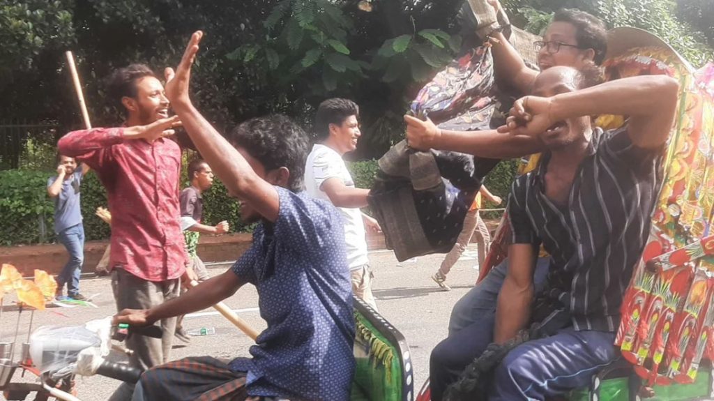 ছাত্র-জনতার দখলে গণভবন, আওয়ামী লীগের ধানমন্ডি কার্যালয়ে আগুন, স্বরাষ্ট্রমন্ত্রীর বাসায় ভাঙচুর