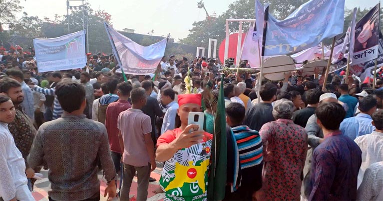 ভাষা শহীদদের শ্রদ্ধা জানাতে শহীদ মিনারে মানুষের ঢল
