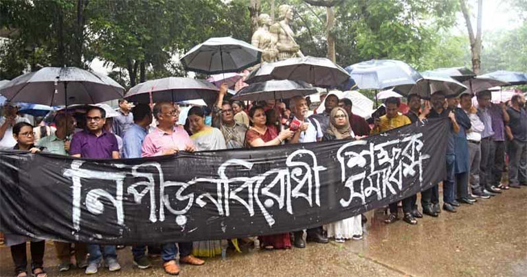 দীর্ঘ হচ্ছে প্রতিবাদের মিছিল