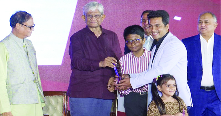 ইআরএফ বেস্ট রিপোর্টিং অ্যাওয়ার্ড পেলেন চ্যানেল ২৪ এর ইকবাল আহসান