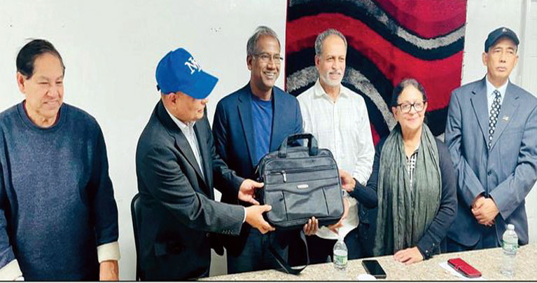 ঢাবি এলামনাই’র নবনির্বাচিত কমিটির কাছে দায়িত্ব হস্তান্তর