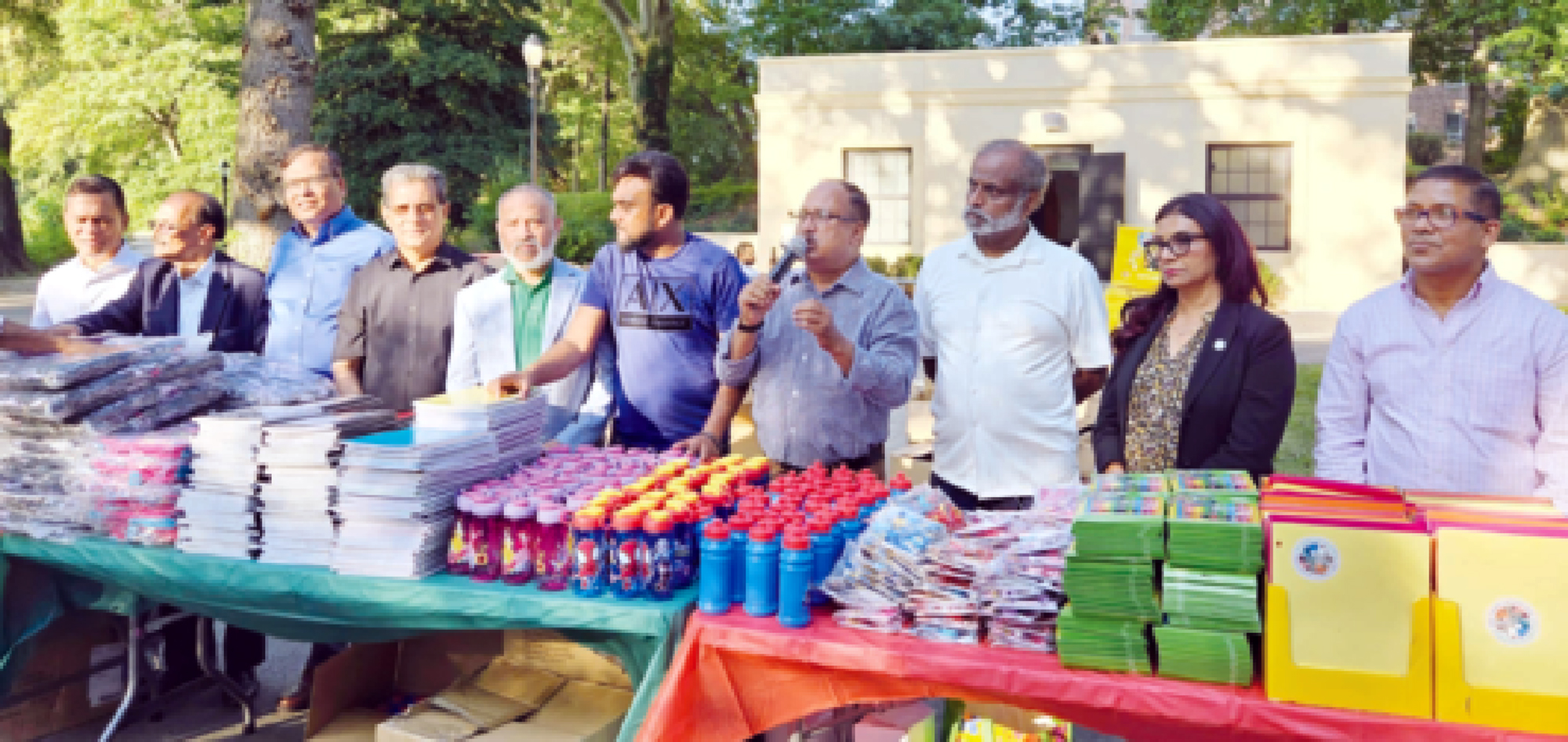 জ্যামাইকায় স্কুল সাপ্লাই বিতরণ