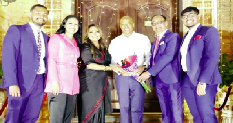 আসেফ বারীর বাসভবনে মেয়র অ্যাডামস