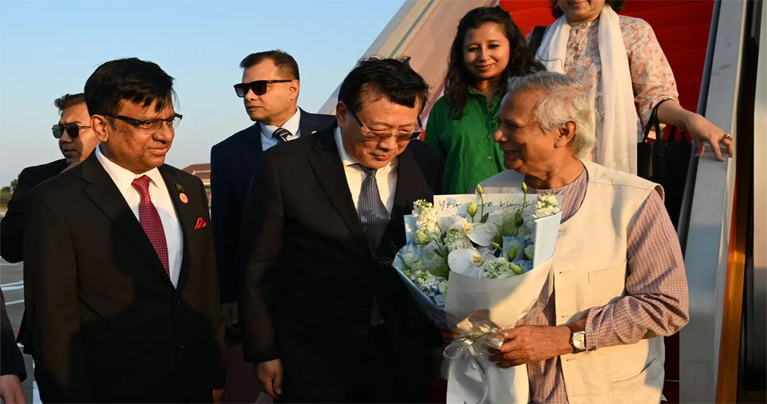 চার দিনের রাষ্ট্রীয় সফরে চীন পৌঁছেছেন প্রধান উপদেষ্টা