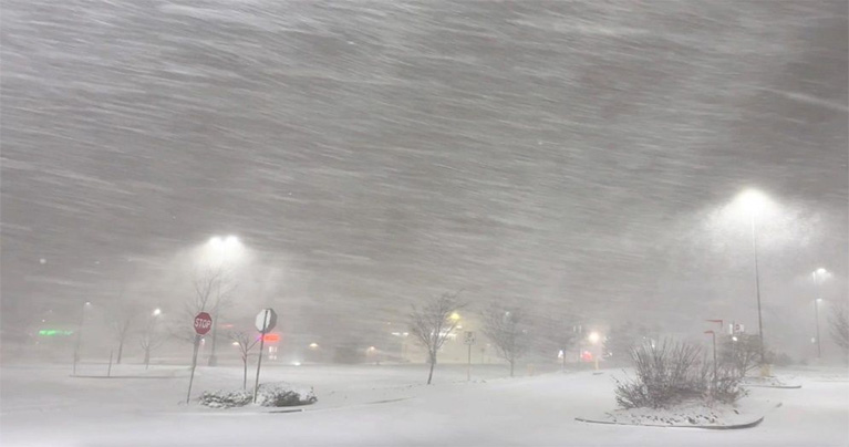 ভয়াবহ তুষারঝড়ে বিপর্যস্ত যুক্তরাষ্ট্র