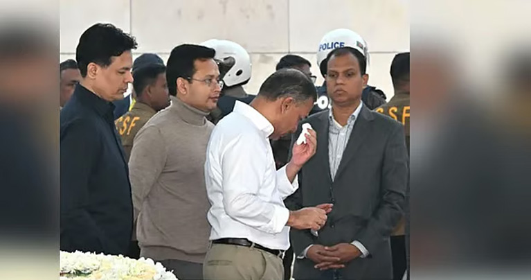 বাবার সমাধির সামনে জলভরা চোখে তারেক রহমান