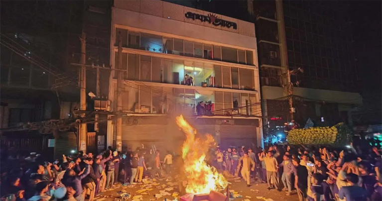 প্রথম আলো ও ডেইলি স্টার অফিসে হামলা-ভাঙচুর
