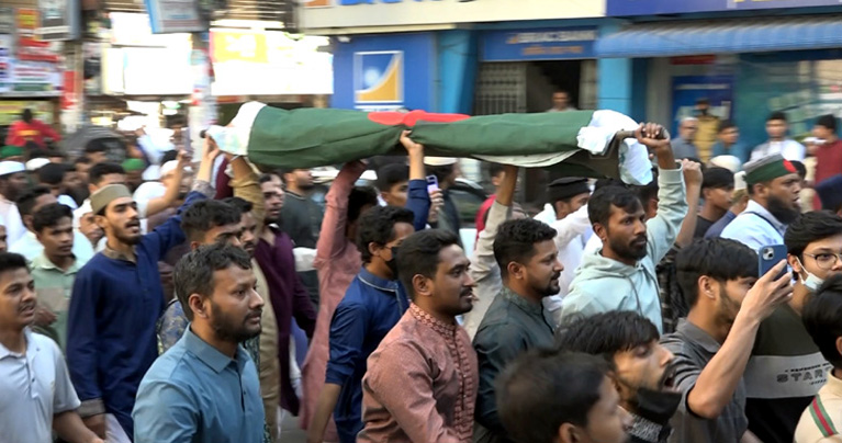 হাদির মৃত্যুর প্রতিবাদে উত্তাল বাংলাদেশ, জেলায় জেলায় ছাত্র-জনতার বিক্ষোভ