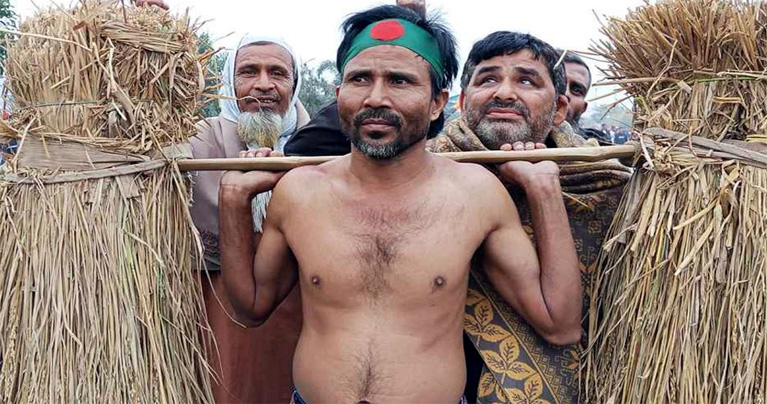 তারেক রহমানের জন্য ৫০ কেজি ধান কাঁধে নিয়ে শীতের রাতে খালি গায়ে রাস্তায় সারা রাত