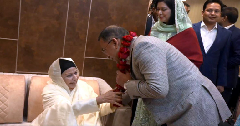 তারেক রহমানকে ফুলের মালা পরিয়ে স্বাগত জানালেন শাশুড়ি