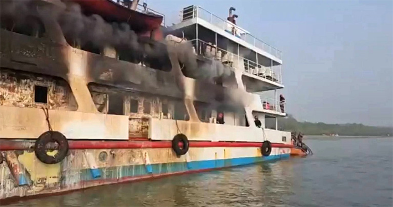 কক্সবাজারে সেন্ট মার্টিনগামী জাহাজে আগুন, এক কর্মচারীর মৃত্যু