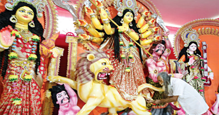 মহাষষ্ঠী দিয়ে দুর্গাপূজার মূল আনুষ্ঠানিকতা শুরু
