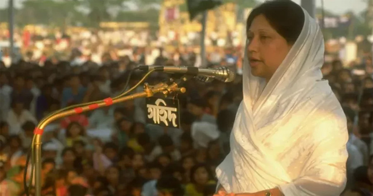 গৃহবধূ থেকে যেভাবে বাংলাদেশের ইতিহাসে অন্যতম নেতা হয়ে উঠেছিলেন খালেদা জিয়া