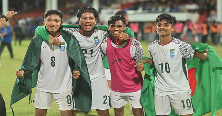 ট্রফি বুকে জড়িয়ে দেশে ফেরার অপেক্ষায় সাফজয়ীরা