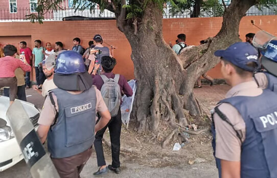 সংসদ ভবনের সামনে শিক্ষার্থীদের ছত্রভঙ্গ করল পুলিশ