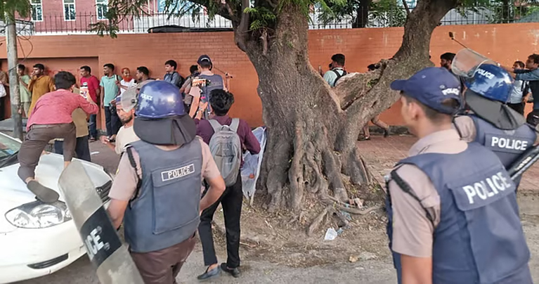 সংসদ ভবনের সামনে শিক্ষার্থীদের ছত্রভঙ্গ করল পুলিশ