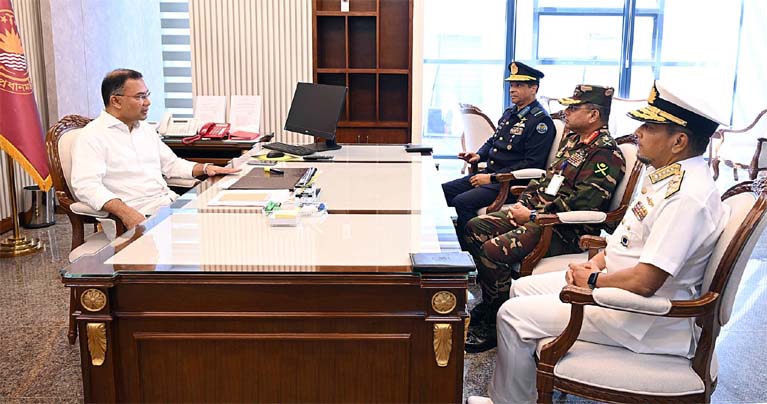 প্রধানমন্ত্রীর সঙ্গে তিন বাহিনী প্রধানের সাক্ষাৎ
