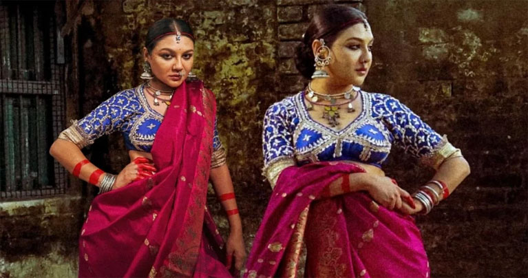 নীল-গোলাপিতে লাস্যময়ী জয়া