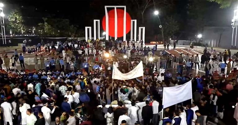 ভাষাশহীদদের প্রতি সর্বস্তরের মানুষের শ্রদ্ধা