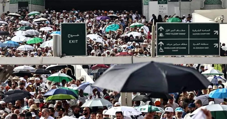 হাজিদের ‘লাব্বাইক আল্লাহুম্মা লাব্বাইক’ ধ্বনিতে মুখর মিনা