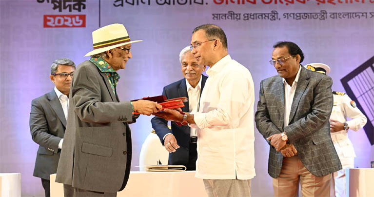 গুণীজনদের হাতে একুশে পদক তুলে দিলেন প্রধানমন্ত্রী