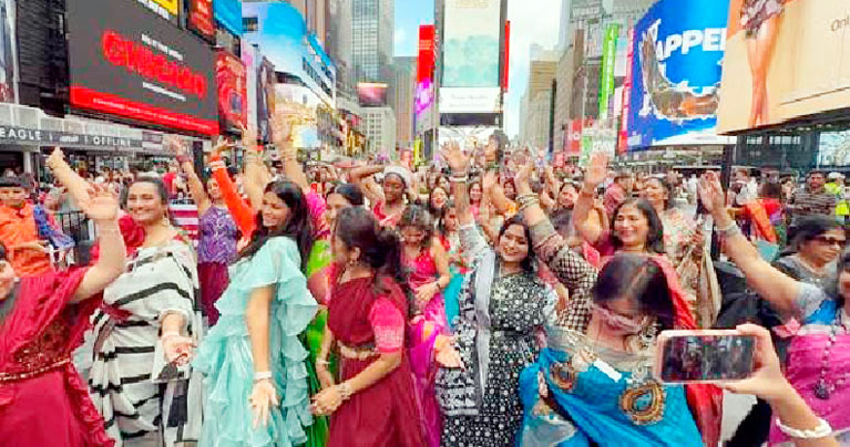 টাইমস স্কয়ারে বিশ্বমঞ্চে শাড়ির প্রচার ‘শাড়ি গোজ গ্লোবাল’