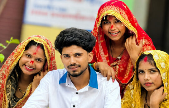 এক যুবককেই বিয়ে করলেন তিন বোন, ভাইরাল ভিডিও ঘিরে তুমুল বিতর্ক
