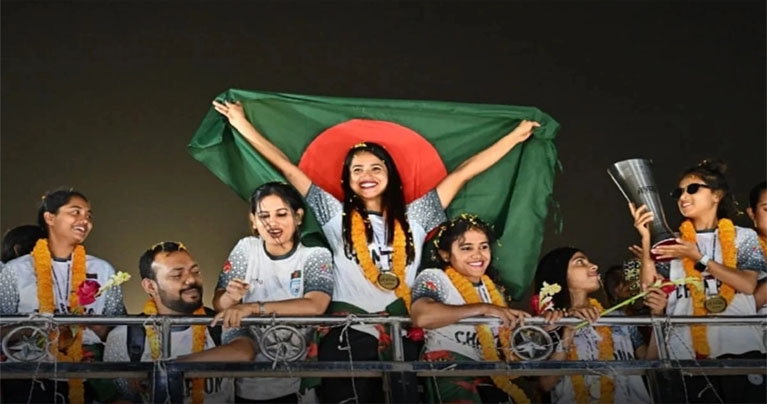 অপরাজিত চ্যাম্পিয়ন হয়ে দেশে ফিরল বাঘিনীরা