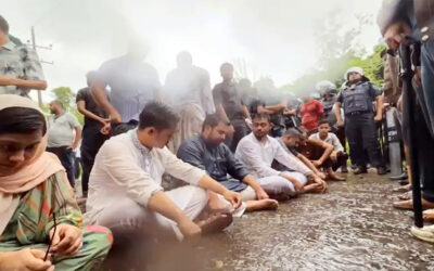 বৃষ্টির মধ্যেই রাস্তায় অবস্থান এনসিপি নেতাদের
