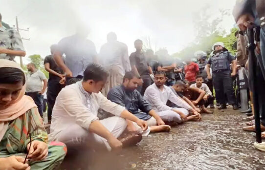 বৃষ্টির মধ্যেই রাস্তায় অবস্থান এনসিপি নেতাদের