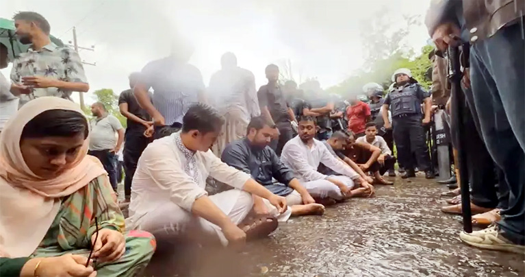 বৃষ্টির মধ্যেই রাস্তায় অবস্থান এনসিপি নেতাদের