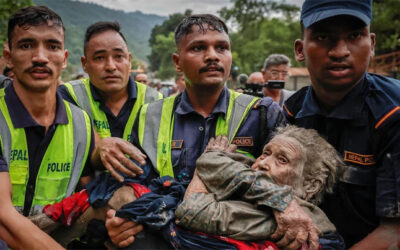 নেপালের ভয়াবহ বন্যায় ধ্বংসস্তূপ থেকে জীবিত উদ্ধার ৯৭ বছরের বৃদ্ধা
