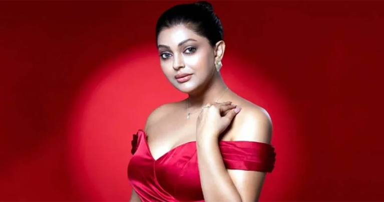 বিমানবন্দরে পুলিশ হেফাজতে চিত্রনায়িকা নিপুণ