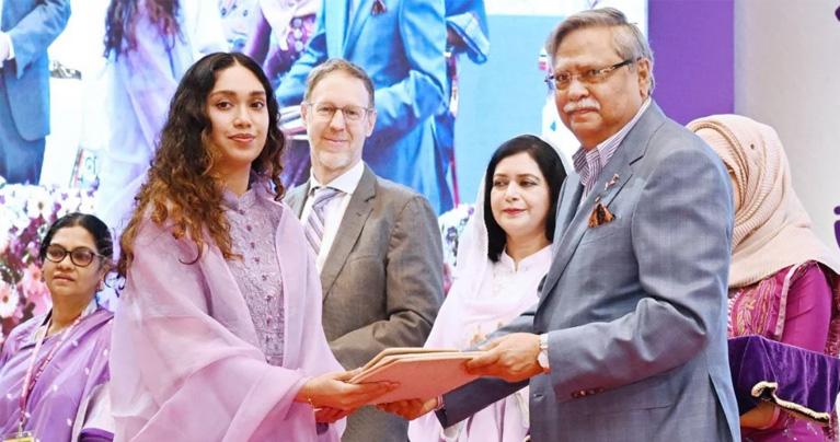 বেগম খালেদা জিয়ার মরণোত্তর পুরস্কার নিলেন নাতনি জাইমা রহমান