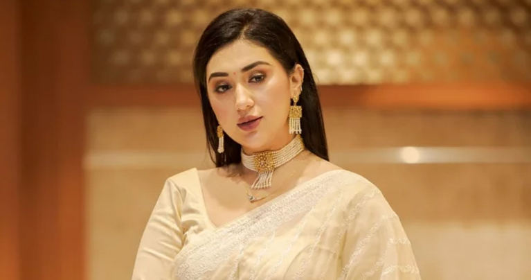 হঠাৎ চিত্রনায়িকা অপু বিশ্বাসের রহস্যজনক স্ট্যাটাস