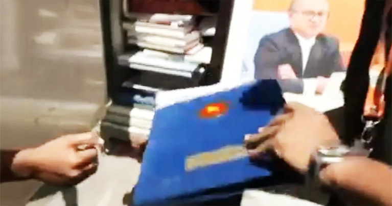 ওষুধের গাড়িতে সাবেক অ্যাটর্নি জেনারেলের কোটি কোটি টাকার চেক ও রাষ্ট্রের গুরুত্বপূর্ণ নথি, আটক গাড়িচালক