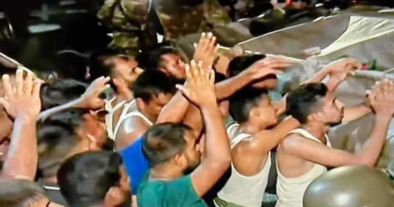 ছাত্র–জনতার ধাওয়া খেয়ে পোশাক খুলে পালিয়ে গেল আনসার সদস্যরা