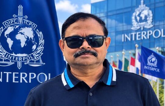 সাবেক সেনাপ্রধান আজিজের বিরুদ্ধে ইন্টারপোলে রেড নোটিশ জারির আবেদন