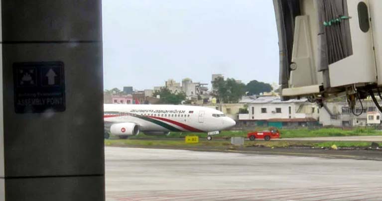 মাঝ আকাশে বাংলাদেশ বিমানের পাইলটের হার্ট অ্যাটাক, জরুরি অবতরণ