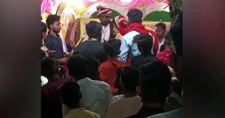 বিয়ের আসরে বরকে কষে চড় কনের