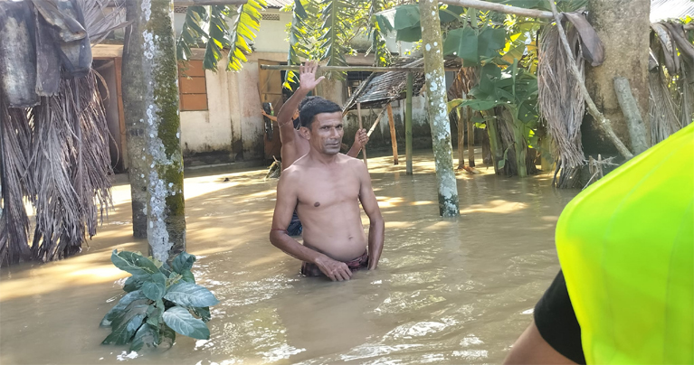 মৌলভীবাজারে ডুবছে গ্রামের পর গ্রাম, নিরাপদ আশ্রয়ে ছুটছে মানুষ