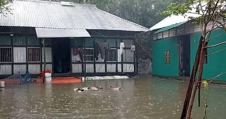 বাড়ির আঙিনায় হাঁটুপানি, এত পানি জীবনেও দেখিনি : সোমা বেগম