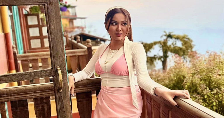 বন্যাদুর্গতদের কাছে ছুটছেন চমক