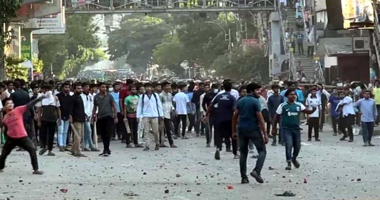 ঢাকা কলেজ ও সিটি কলেজ শিক্ষার্থীদের সংঘর্ষে সায়েন্সল্যাব রণক্ষেত্র