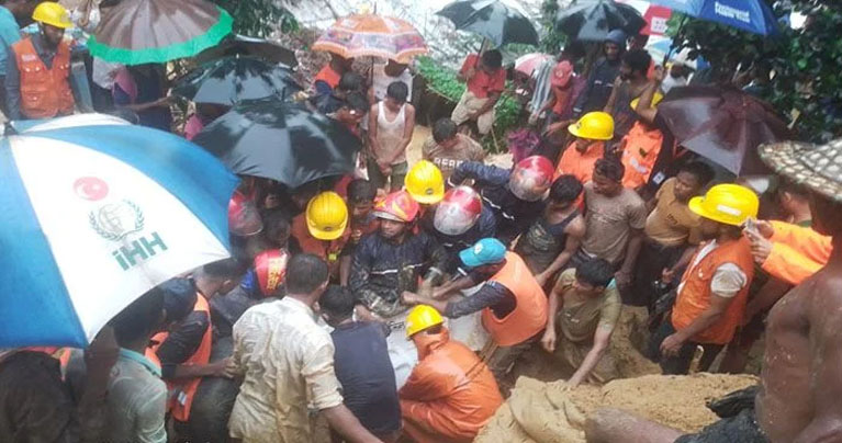 কক্সবাজারে রোহিঙ্গা ক্যাম্পে পাহাড় ধসে ১০ জনের মৃত্যু