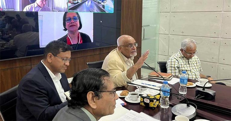 রাজনৈতিক চাপে সঠিক তথ্য দিতে অসহায় ছিলেন কর্মকর্তারা : দেবপ্রিয়