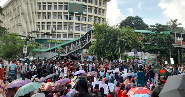 দাবি আদায়ের নামে কথায় কথায় অচল হচ্ছে ঢাকা