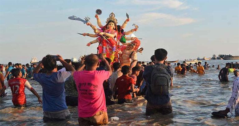 ভক্তদের চোখের জলে দেবী দুর্গার বিদায়