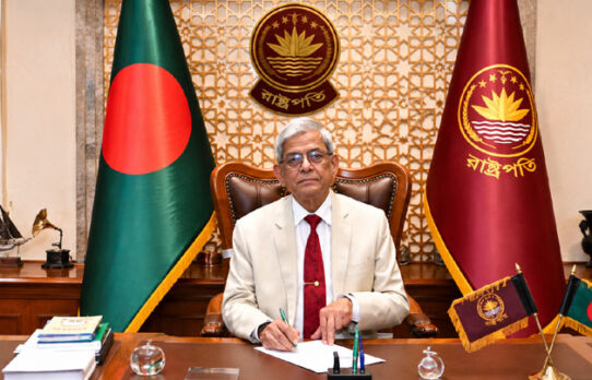 বঙ্গভবনে দাপ্তরিক কার্যক্রম শুরু করলেন রাষ্ট্রপতি মির্জা ফখরুল