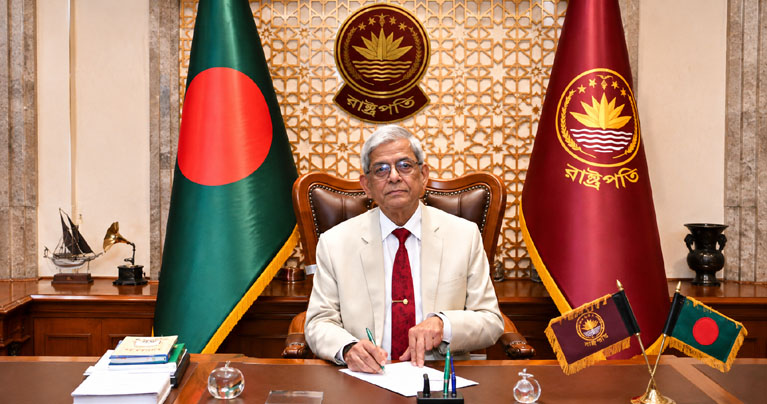 বঙ্গভবনে দাপ্তরিক কার্যক্রম শুরু করলেন রাষ্ট্রপতি মির্জা ফখরুল
